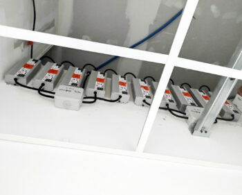 Dalle de plafond électrique efficace pour répondre au décret tertiaire, France 2030. Aquilohm fabricant français de chauffage à infrarouge lointain. Économie d'énergie, infrarouge lointain, confort utilisateur. Hôtellerie, restaurant, bureaux.