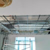 Dalle de plafond électrique efficace pour répondre au décret tertiaire, France 2030. Aquilohm fabricant français de chauffage à infrarouge lointain. Économie d'énergie, infrarouge lointain, confort utilisateur. Hôtellerie, restaurant, bureaux.
