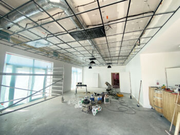 Dalle de plafond électrique efficace pour répondre au décret tertiaire, France 2030. Aquilohm fabricant français de chauffage à infrarouge lointain. Économie d'énergie, infrarouge lointain, confort utilisateur. Hôtellerie, restaurant, bureaux.