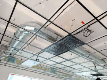 Dalle de plafond électrique efficace pour répondre au décret tertiaire, France 2030. Aquilohm fabricant français de chauffage à infrarouge lointain. Économie d'énergie, infrarouge lointain, confort utilisateur. Hôtellerie, restaurant, bureaux.