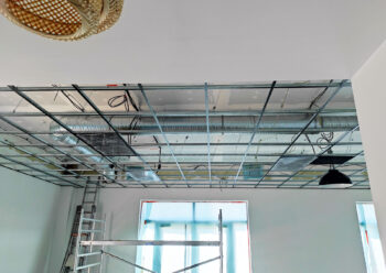Dalle de plafond électrique efficace pour répondre au décret tertiaire, France 2030. Aquilohm fabricant français de chauffage à infrarouge lointain. Économie d'énergie, infrarouge lointain, confort utilisateur. Hôtellerie, restaurant, bureaux.